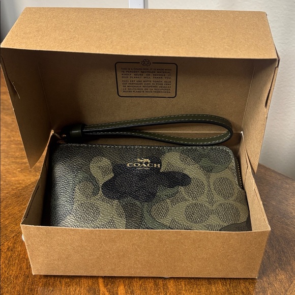 COACH (NEW IN BOX) SIGNATURE CAMO WRISTLET - Picture 8 of 12